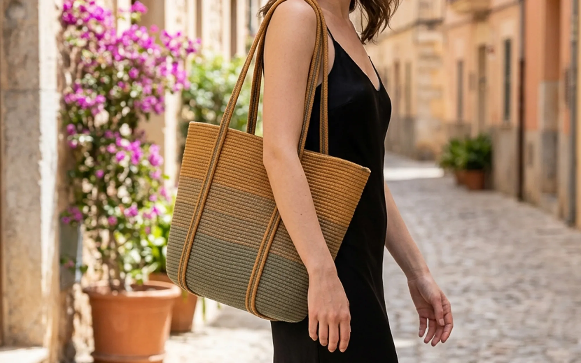 Borsa Ropeit indossata per le vie di un borgo, tra i fiori